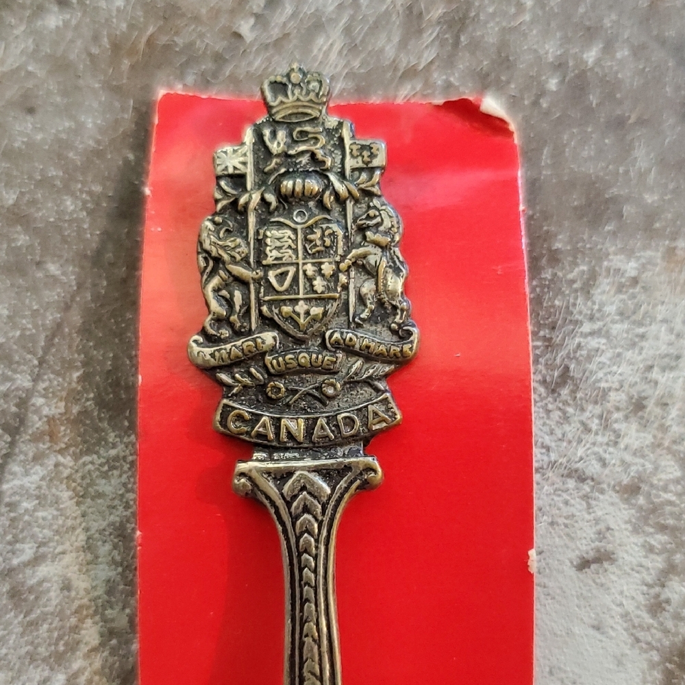 Victoria Canada Souvenir Spoon - Silver - Picture 2 of 3